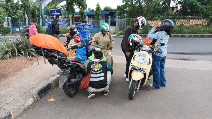 Pemudik sepeda motor dari wilayah Jawa yang kembali pulang melalui Jalan Raya Kalimalang, Makasar, Jakarta Timur, Minggu (14/4/2024).