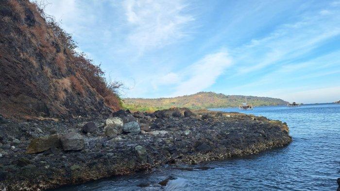 Penampakan bagian sisi Pulau Kunti yang berada di kawasan Geopark Ciletuh, Palabuhanratu, Sukabumi, Jawa Barat.