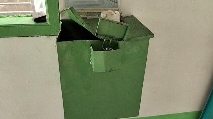 Penampakan kotak amal pasca-dicuri pria mabuk, Rhahul (22), di Musala Al-Jamiyah di Jalan Hanjuang, Manggarai Selatan, Tebet, Jakarta Selatan, Rabu (23/8/2023). Selain itu, pelaku juga melakukan pembakaran musala tersebut.