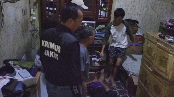 Penangkapan salah satu pelaku kejahatan jalanan di Kalibaru, Cilincing, Jakarta Utara, dari dalam rumahnya, Kamis (19/10/2023).