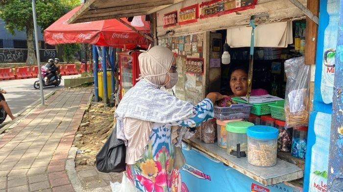 Pengemis ibu-ibu viral yang kerap ngamuk kini berkeliaran di Kota Bogor, Minggu (28/4/2024).