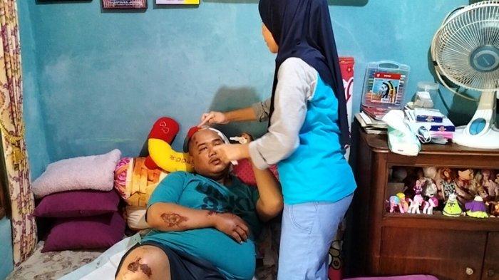 Pengemudi ojek online (ojol) bernama Hendar (32) menjadi korban tabrak lari oleh WNA, saat ditemui di kediamannya di kawasan Mampang Prapatan, Jakarta Selatan, Kamis (10/8/2023).
