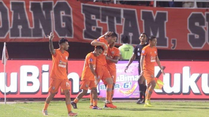 Penggawa Borneo FC Samarinda melakukan selebrasi di Stadion Segiri, Samarinda.