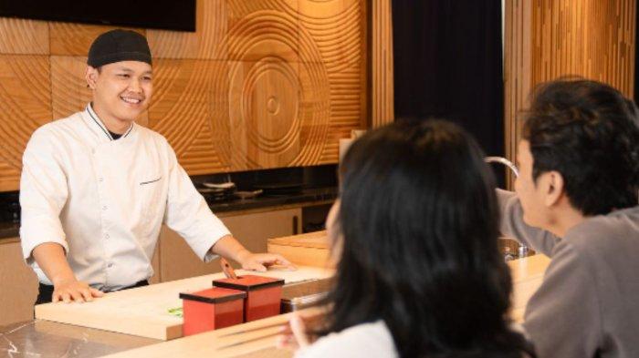 Pengunjung berbincang-bincang dengan chef yang menyajikan kuliner Jepang berkonsep omakase.