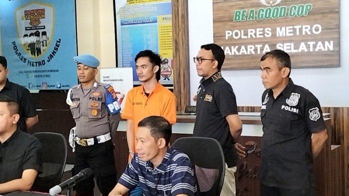 Tersangka penipuan jual beli mobil secara online saat dihadirkan dalam jumpa pers di Polres Metro Jakarta Selatan, Rabu (20/9/2023).