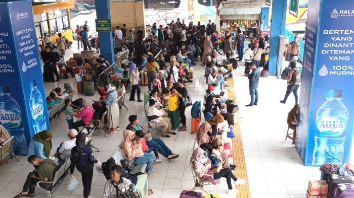 Penumpang bus AKAP di Terminal Kampung Rambutan yang sedang duduk menunggu jadwal pemberangkatan, Jakarta Timur, Sabtu (6/4/2024).