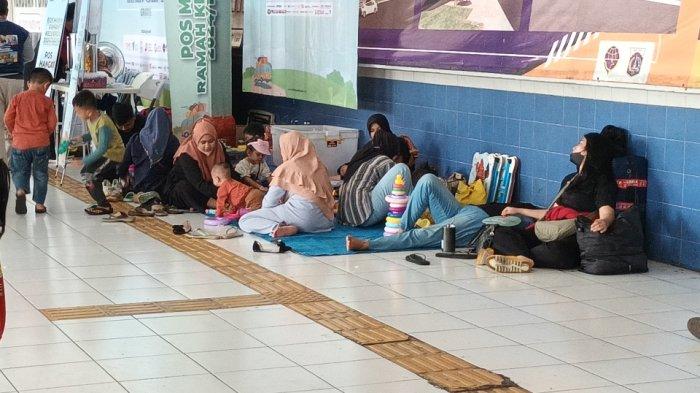 Penumpang bus AKAP di Terminal Kampung Rambutan yang sedang duduk menunggu jadwal pemberangkatan, Jakarta Timur, Sabtu (6/4/2024).
