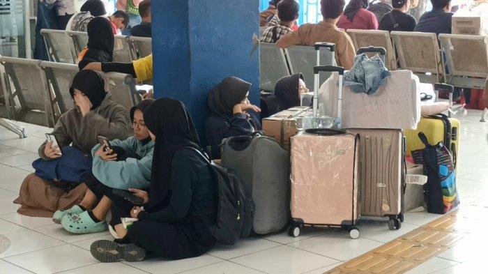 Penumpang bus AKAP di Terminal Kampung Rambutan yang sedang duduk menunggu jadwal pemberangkatan, Jakarta Timur, Sabtu (6/4/2024).