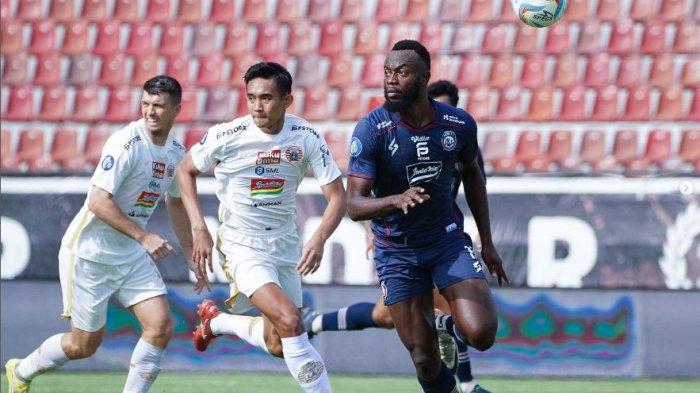 Penyerang Arema FC, Charles Lokolingoy berusaha mengejar bola dan menghindari dari bek Persija Jakarta Rizky Ridho di pekan 26 Liga 1, Senin (26/2/2024).