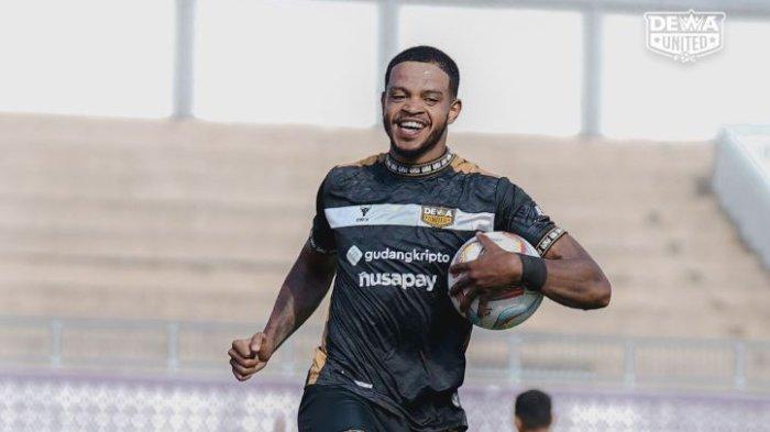 Penyerang Dewa United, Alex Martins Ferreira melakukan selebrasi usai mencetak gol di Liga 1.