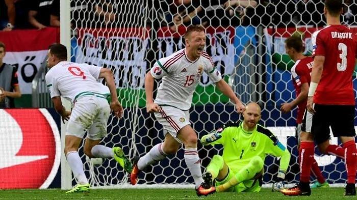 Penyerang Hungaria, Adam Szalai (kiri), melakukan selebrasi setelah mencetak gol ke gawang Austria di Euro 2024.
