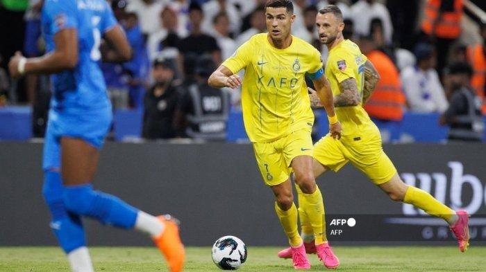 Penyerang Portugis Al Nassr Cristiano Ronaldo berlari dengan bola selama pertandingan sepak bola final Piala Champions Klub Arab 2023 antara Al-Hilal Arab Saudi dan Al-Nassr di Stadion Raja Fahd di Taif pada 12 Agustus 2023.