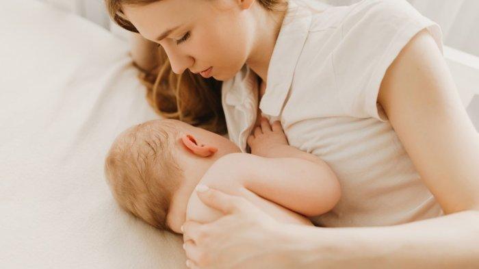 Pernah dengan ucapan ibu menyusui dilarang minum air dingin yang katanya bisa membuat si kecil jadi pilek? Begini kata dokter anak.