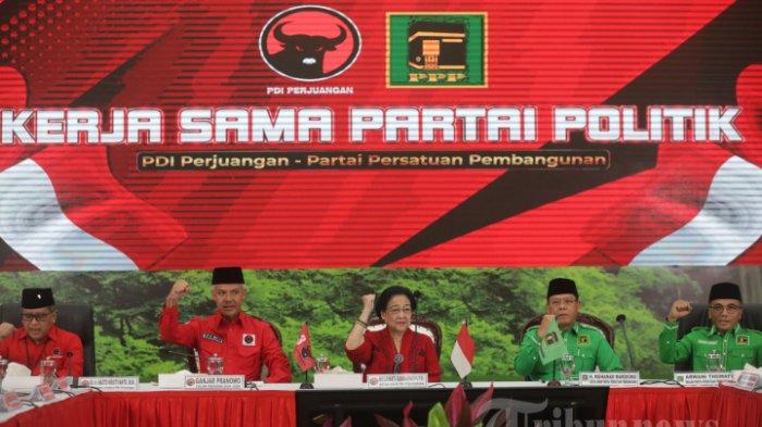 Ketua Umum PDI Perjuangan, Megawati Soekarnoputri (tengah) bersama Plt Ketua Umum Partai Persatuan Pembangunan (PPP), Muhamad Mardiono (kedua kanan), Calon Presiden 2024 dari PDI Perjuangan dan PPP, Ganjar Pranowo (kedua kiri), Sekjen PDI Perjuangan, Hasto Kristiyanto (kiri), dan Sekjen PPP, Arwani Thomafi saat menghadiri Kerja Sama Partai Politik PDI Perjuangan dan PPP di Kantor DPP PDI Perjuangan, Jakarta Pusat, Minggu (30/4/2023). PDI Perjuangan dan PPP resmi melakukan kerja sama politik mengusung Ganjar Pranowo sebagai Calon Presiden pada Pilpres 2024.
