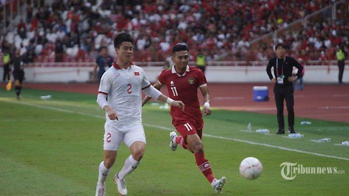 Pesepak bola Indonesia Dendy Sulistyawan berebut bola dengan pesepak bola Vietnam pada pertandingan semifinal leg I Piala AFF di Stadion Utama Gelora Bung Karno (SUGBK) Jakarta, Jumat (6/1/2023). Timnas Indonesia sementara bermain imbang dengan vietnam dibabak pertama.
