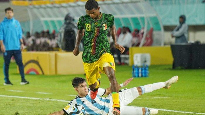 Pesepak bola Mali, Mahammoud Barry melewati adanya pesepak bola Argentina, Dylan Gorosito (bawah) dalam pertandingan Piala Dunia U17 2023 perebutan peringkat ketiga antara Argentina vs Mali di Stadion Manahan, Solo, Jumat (1/12/2023) malam.