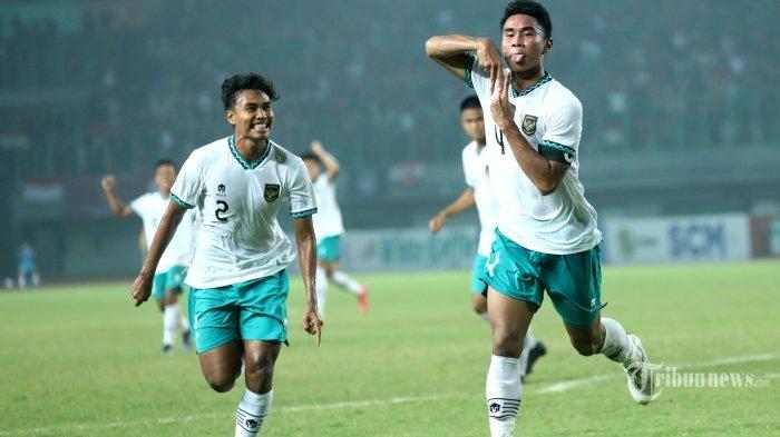 Skor 5-1 menjadi hasil akhir laga antara Timnas Indonesia U19 vs Myanmar di Piala AFF U19 2022 pada Minggu, (10/7/2022) malam WIB - Pesepak bola Timnas Indonesia U-19, Muhammad Ferarri (kanan) merayakan gol yang dicetaknya ke gawang Timnas Myanmar U-19 dalam laga penyisihan Grup A Piala AFF U-19 2022 di Stadion Patriot Candrabhaga, Bekasi, Jawa Barat, Minggu (10/7/2022).