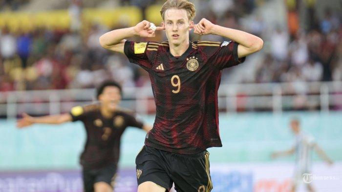 Pesepak bola Timnas Jerman, Max Moerstedt merayakan golnya ke gawang Timnas Argentina pada pertandingan semifinal Piala Dunia U-17 di Stadion Manahan, Solo, Selasa (28/11/2023). Setelah bermain imbang 3-3 diwaktu normal, Jerman berhasil lolos ke final Piala Dunia U-17 setelah menang lewat adu penalti melawan Argentina dengan skor 4-2.