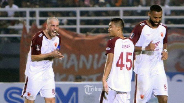 PSM MAKASSAR TAKLUK - Pesepakbola PSM Makassar Willem Jan Pluim menyemangati rekan setim pasca mencetak gol pada pertandingan Perempat Final Piala Presiden melawan Borneo FC di Stadion Segiri Samarinda Kalimantan Timur, Minggu (3/7/2022).Sayangnya gol Willem Jan Pluim tak mampu menyelamatkan PSM Makassar ditaklukkan Borneo FC 1-2 .
