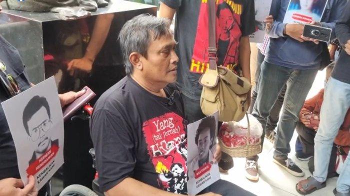 Petrus H Hariyanto saat menceritakan peristiwa 27 Juli 1996 yang dialaminya dalam peringatan 27 tahun tragedi Kudatuli di kantor YLBHI, Jalan Diponegoro, Menteng, Jakarta Pusat, Kamis (27/7/2023).