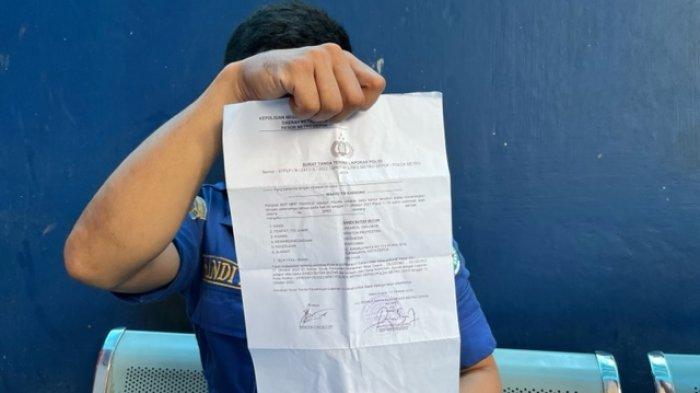 Petugas Dinas Damkar Kota Depok Sandi Butar Butar menunjukan surat laporan kepolisian kasus dugaan penyerangan dirinya oleh atasan inisial N dengan celurit, Rabu (12/10/2022). Sandi Butar Butar merupakan petugas damkar yang sempat viral lantaran berani membongkar kasus korupsi di Dinas Pemadam Kebakaran dan Penyelamatan Kota Depok.