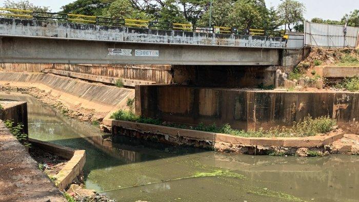 Petugas UPS Badan Air Dinas LH DKI Jakarta saat proses membersihkan timbunan sampah dari endapan di aliran Kanal Banjir Timur (KBT), Jatinegara, Jakarta Timur, Selasa (5/9/2023).
