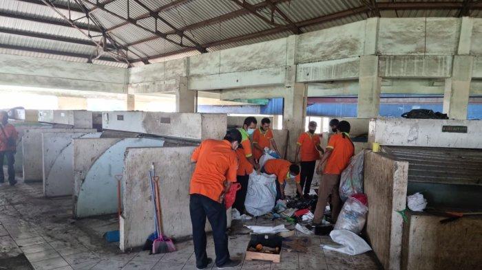 Petugas kebersihan tengah membersihkan lantai 2 dan 3 Blok G Tanah Abang, Jakarta Pusat yang kondisinya terbengkalai bahkan disebut sebagai lokasi pesta narkoba, Kamis (13/7/2023).