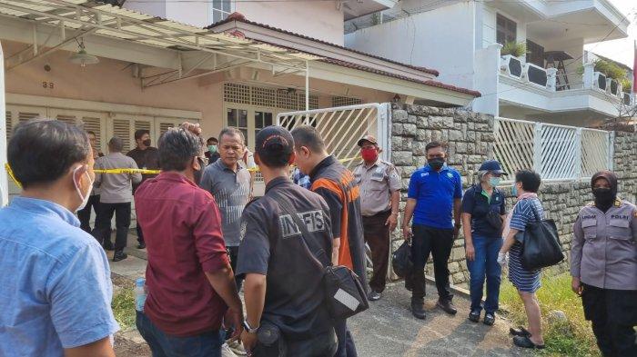 Petugas kepolisian masih berada di rumah nomor 39 Bukit Cinere Indah, Depok, Jawa Barat untuk mengevakuasi jasad ibu dan anak yang ditemukan sudah dalam kondisi mengering, Kamis (7/9/2023) pagi.