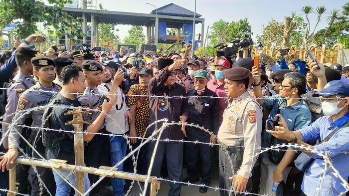 Pimpinan Ponpes Al Zaytun, Syekh Panji Gumilang, memimpin pengikutnya saat bersiap mengadang massa pendemo di depan Ponpes Al Zaytun, Indramayu, Jawa Barat, Kamis (15/6/2023).