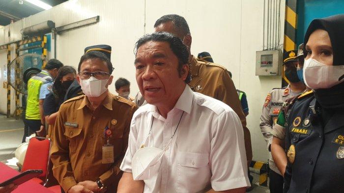 Pj Gubernur Banten, Al Muktabar saat membuka langsung vaksin PMK merek Aftopor asal Prancis yang mendarat di Terminal Kargo Bandara Soekarno-Hatta, Senin (4/7/2022). Saat ini ribuan hewan ternak di Banten terinfeksi PMK.