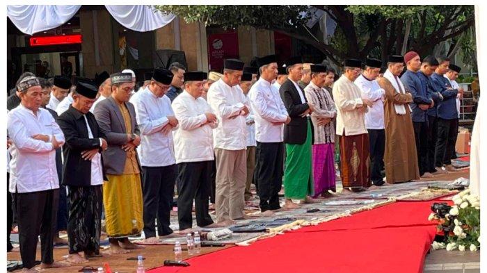 Pj Gubernur DKI Heru Budi Hartono menjalankan salat Iduladha 1444 Hijriah di halaman Balai Kota Jakarta, Kamis (29/6/2023).
