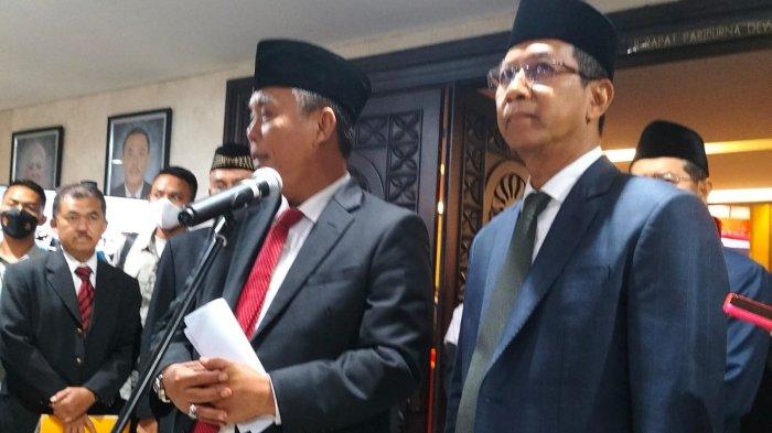 Penjabat (Pj) Gubernur DKI Jakarta Heru Budi Hartono (kanan) dan Ketua DPRD DKI Jakarta Prasetyo Edi Marsudi di Gedung DPRD DKI, Selasa (29/11/2022)