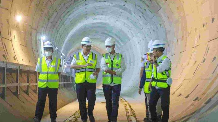 Penjabat (Pj) Gubernur DKI Jakarta Heru Budi saat meninjau pembangunan MRT Jakarta Fase 2A, Monas-Harmoni, Jakarta Pusat, Rabu (18/10/2023).