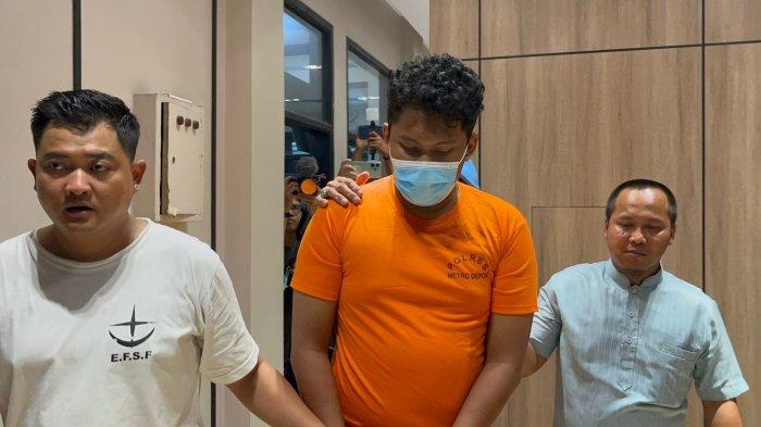 Polisi menggiring RAR (23), tersangka kasus penganiayaan dan pembunuhan orang tua, di Polsek Cimanggis, Kota Depok, untuk menjalani pemeriksaan pada Jumat (11/8/2023).