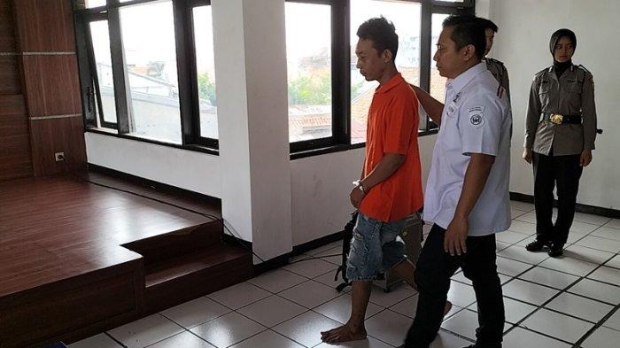 Polisi merilis kasus pencurian motor milik artis Nova Eliza dengan tersangka bernama Bayu Anggara alias Dollar di Polsek Pasar Minggu, Jakarta Selatan, Jumat (3/11/2023).