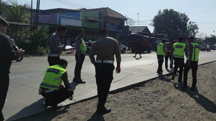 Personel Satlantas Polres Probolinggo tengah melakukan olah TKP kecelakaan beruntun di Jalur Pantura, Desa Randupitu, Kecamatan Gending, Kabupaten Probolinggo.