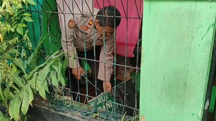 Personel Polsek Duren Sawit saat melakukan olah TKP kasus dugaan pembakaran dua rumah warga di Kelurahan Pondok Kopi, Jakarta Timur, Jumat (16/2/2024)