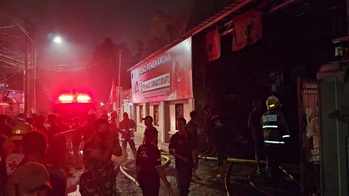 Suasana di Posko Pemenangan Caleg PDIP Darmadi Durianto yang terbakar di kawasan Sunter Jaya, Tanjung Priok, Jakarta Utara, Sabtu (23/12/2023) malam.