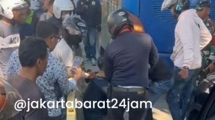 Potongan layar saat pria bukan polisi ikut melakukan cacian dalam penangkapan Saipul Jamil dan asistennya di jalur Busway Jalan S. Parman, Jakarta Barat, Jumat (5/1/2024).