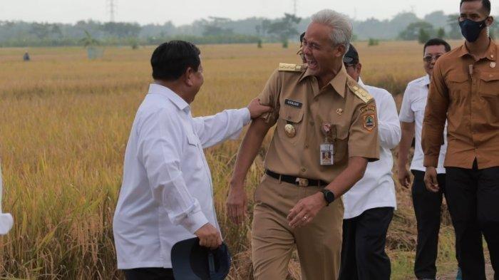 Menteri Pertahanan Prabowo Subianto dan Gubernur Jawa Tengah Ganjar Pranowo terlihat bersama di Kebumen, Jawa Tengah, saat mendampingi Presiden Joko Widodo kunjungan kerja, Kamis (9/3/2023). (2)