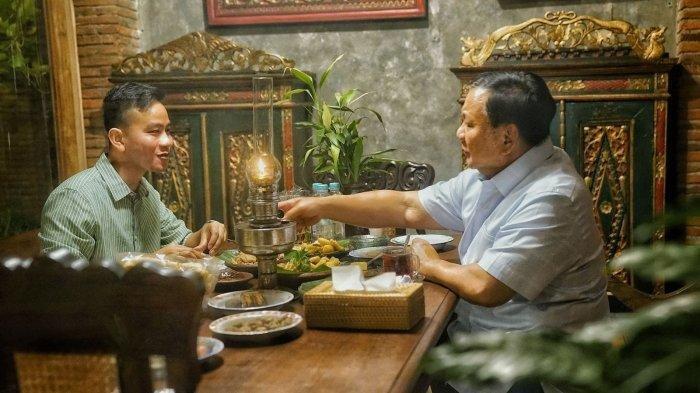 Ketua Umum Partai Gerindra, Prabowo Subianto, bertemu dengan Wali Kota (Walkot) Kota Solo, Gibran Rakabuming Raka, di Angkringan Omah Semar, Solo, Jawa Tengah, Jumat (19/5/2023).