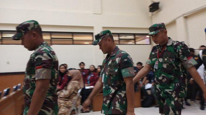 Praka Riswandi Manik, Praka Heri Sandi, dan Praka Jasmowir saat dihadirkan sebagai terdakwa dalam sidang di Pengadilan Militer II-08 Jakarta, Senin (4/12/2023).