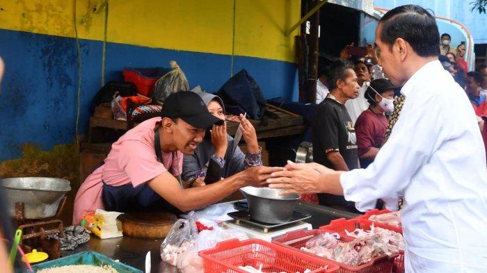Presiden Joko Widodo (Jokowi) menyalami salah satu pedagang daging ayam saat mengecek harga bahan pokok di Pasar Palmerah, Jakarta Pusat, Senin (26/6/2023).