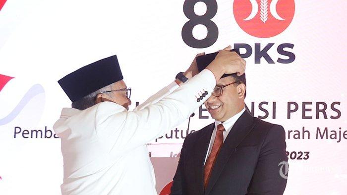 Presiden PKS Ahmad Syaikhu memakaikan peci kepada Mantan Gubernur DKI Jakarta Anies Baswedan saat mendeklarasikan dukungan di Kantor DPP Partai Keadilan Sejahtera (PKS) di kawasan TB Simatupang, Jakarta Selatan, Kamis (23/2/2023). Presiden PKS Ahmad Syaikhu bersama petinggi lainnya secara resmi mendeklarasikan Anies Baswedan menjadi calon presiden dari PKS. Tribunnews/Jeprima