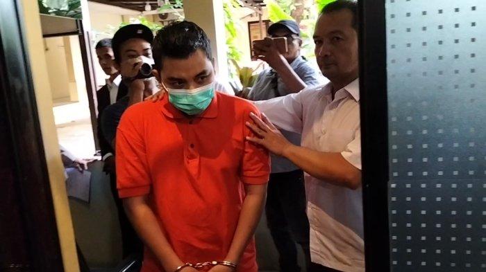 Pria berinisial HRR (32) yang melakukan aksi koboi saat dihadirkan dalam jumpa pers di Polsek Mampang Prapatan, Jakarta Selatan, Senin (25/3/2024).