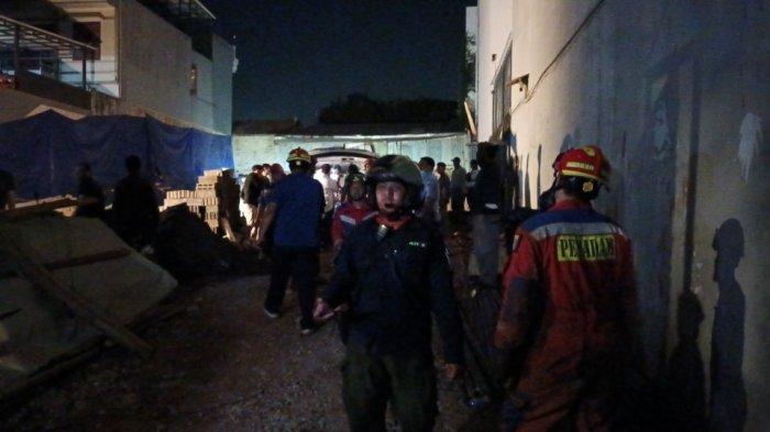 Proses evakuasi dua pekerja pembangunan perkantoran di Jalan Raden Inten II yang tertimbun tanah dan material bangunan, Duren Sawit, Jakarta Timur, Senin (31/7/2023). (1)