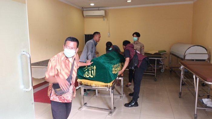 Proses penyerahan jenazah Kurniawan (10) ke pengurus RT yang mewakili pihak keluarga di Instalasi Forensik RS Polri Kramat Jati, Jakarta Timur, Kamis (14/12/2023). (2)