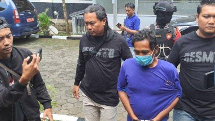 R (57) pelaku kasus pembunuhan tujuh bayi hasil inses di Mapolresta Banyumas, Jawa Tengah, Selasa (27/6/2023). R mengaku membunuh bayi agar cepat kaya.