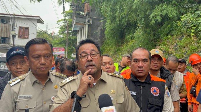 RANO TINJAU BANJIR - Wakil Gubernur DKI Jakarta Rano Karno saat ditemui usai meninjau lokasi banjir di Jalan Kamboja, Lebak Bulus, Cilandak, Jakarta Selatan, Selasa (4/3/2025). (TribunJakarta.com/Dionisius Arya Bima Suci)