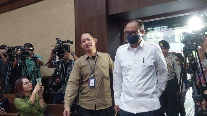 Terdakwa Rafael Alun Trisambodo di Pengadilan Tipikor pada Pengadilan Negeri Jakarta Pusat, Kamis (4/1/2024). Rafael Alun pikir-pikir ajukan banding sikapi vonis 14 tahun penjara.